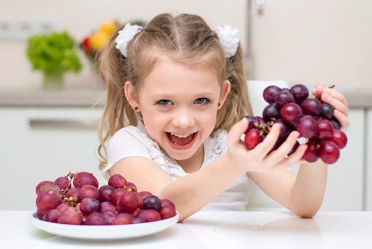 Девочка с виноградом