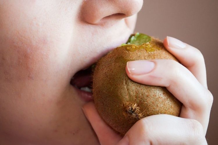 ест киви с кожурой