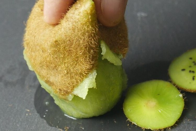 очищение киви от кожуры