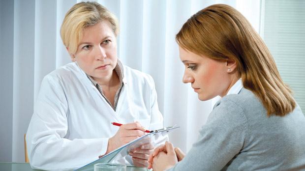 Грустная женщина у доктора