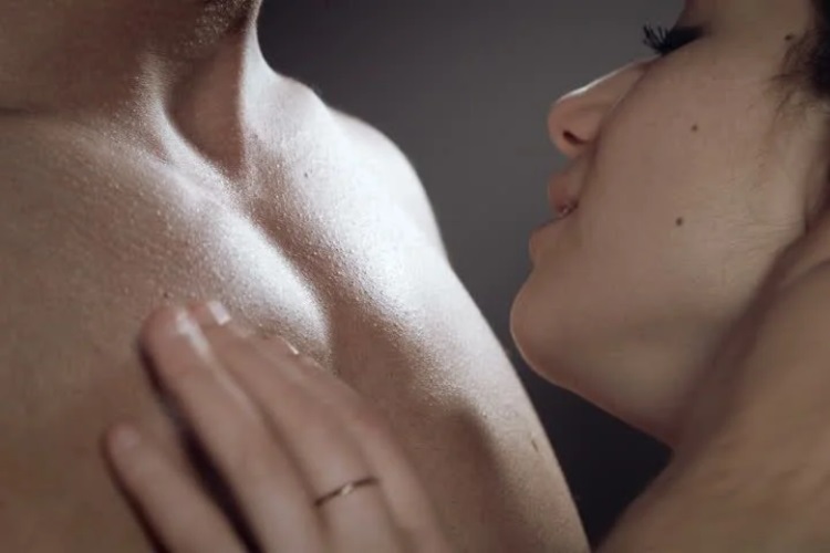 Поцелуй в ключицу