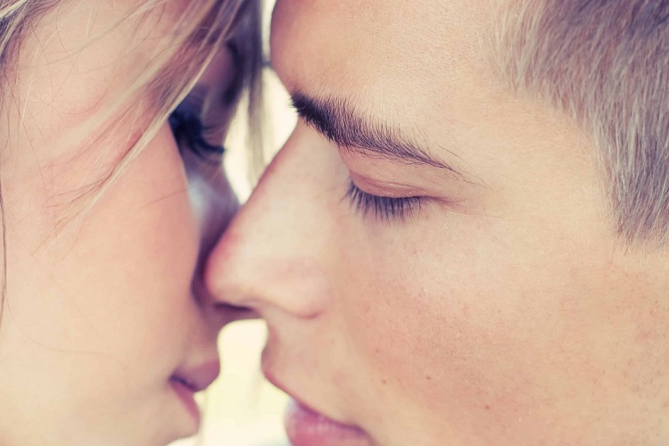 Молодые девушка и парень