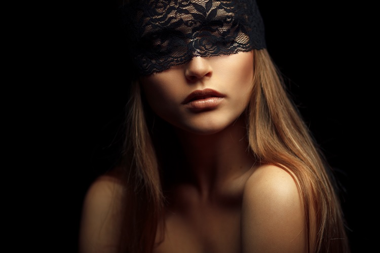 Девушка с повязкой на глазах