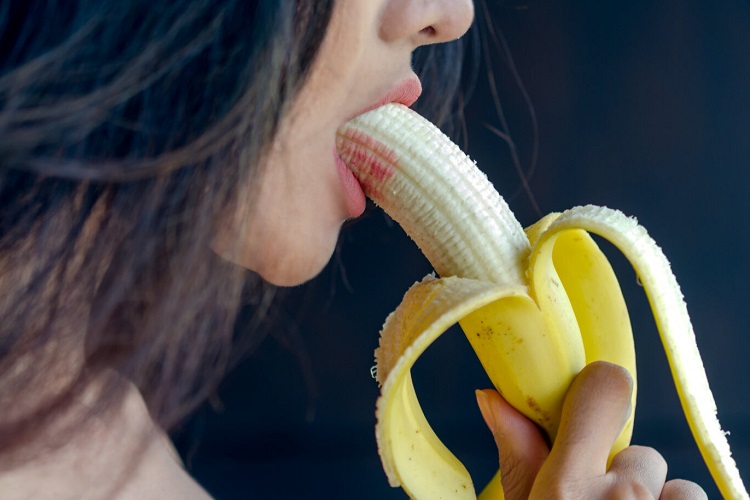 Девушка и банан