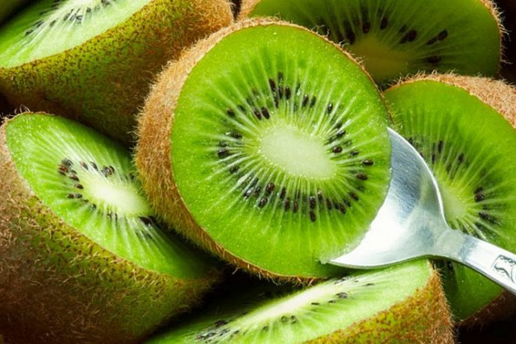 чистить киви ложкой от кожуры